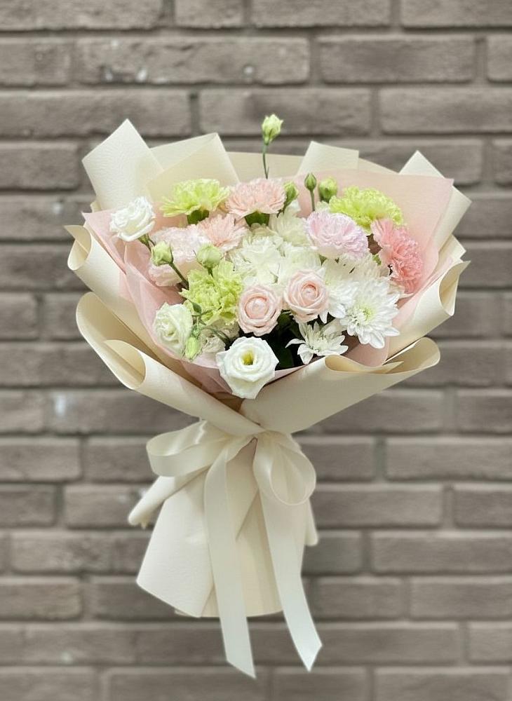 Букет цветов из: Гвоздики, Розы, Лизиантусы и Хризантемы в Шенджий