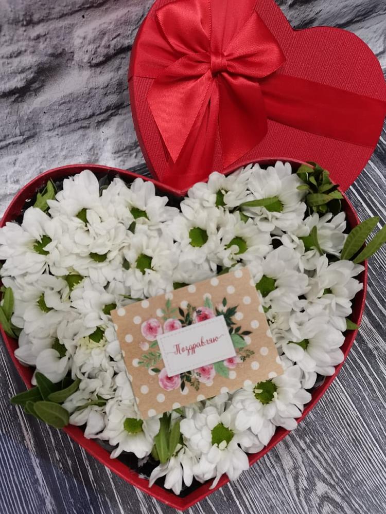 Цветочная композиция из Хризантемы в виде сердца в Шенджий