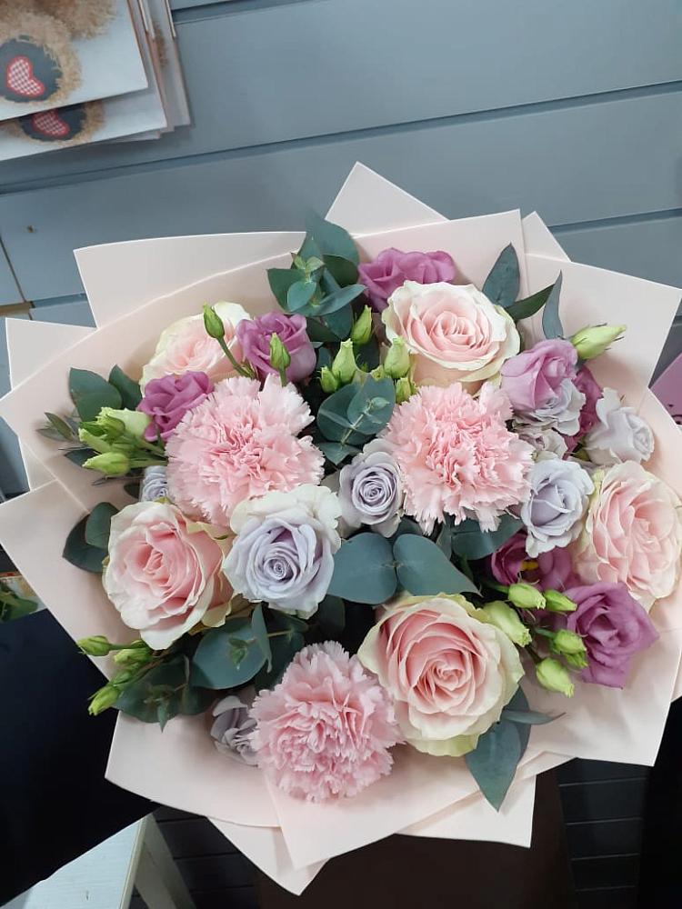 Букет цветов из: Розы, Гвоздики и Лизиантусы в Шенджий